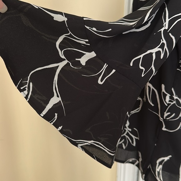 Karl Lagerfeld Paris Beaded Trim Bell Sleeves VNeck Pop Over Blouse Floral Print - Picture 5 of 12